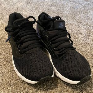 Under Armor Womens 6.5 worn once